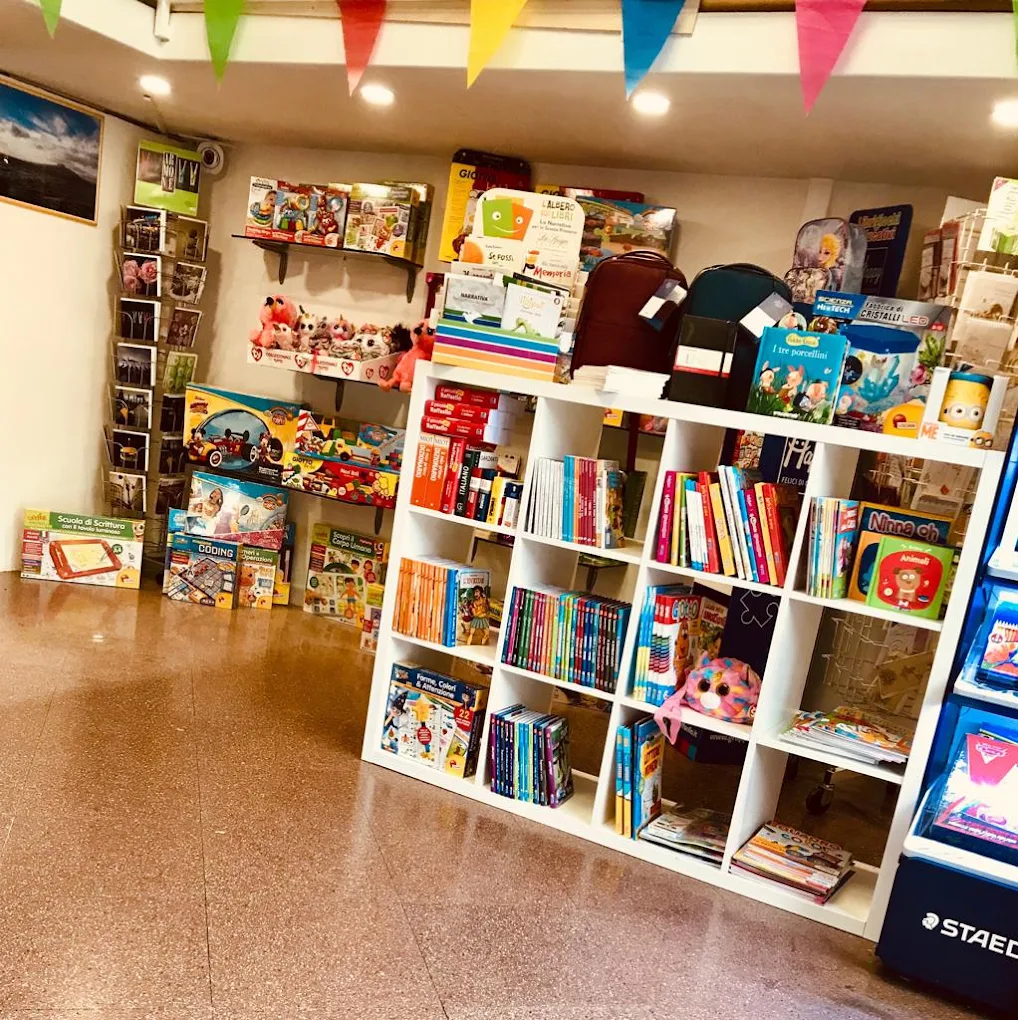 L'interno luminoso della cartolibreria con scaffali di libri, giochi e articoli colorati